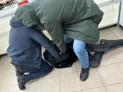 Napadł na salon gier, groził nożem, żądał pieniędzy. Grozi mu 20 lat więzienia