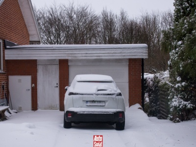 Zimowa pułapka w garażu. Dlaczego lepiej zostawić samochód na zewnątrz?