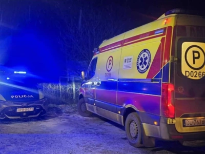 Policjanci z Chojnowa uratowali mężczyznę z płonącego budynku