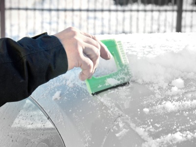 Chciał zeskrobać szybę, zatrzasnął w samochodzie dziecko. Niebezpieczna sytuacja w Kościerzynie