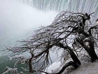 To zdarza się niezwykle rzadko. Najsłynniejszy wodospad częściowo zamarzł