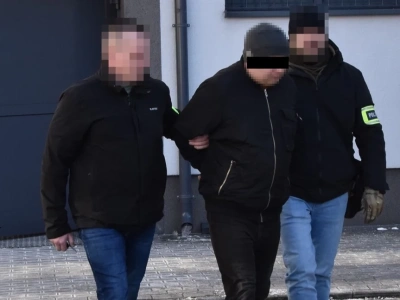 Uciekając, chciał zepchnąć radiowóz do rowu i staranować policjanta