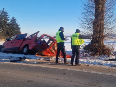 Tragiczny wypadek w Chylinach. Nie żyją trzy osoby. Media: Jechali na dializy