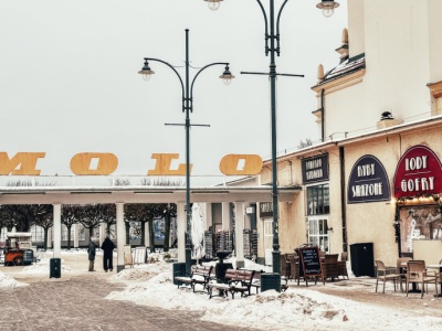 Molo w Sopocie z neonem z lat 50. XX w. To koniec żółtego napisu w tym miejscu