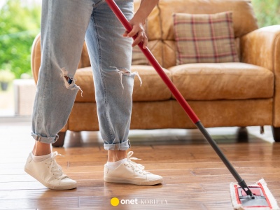 Te płyny do podłóg kosztują mniej niż 10 zł i bosko pachną! Mają działanie bakteriobójcze