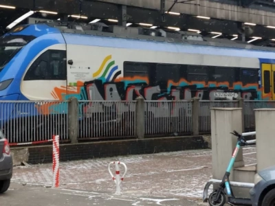 Pomalowane pociągi Kolei Śląskich. Spółka liczy koszty usuwania graffiti