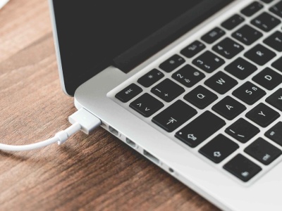 Rewolucja w laptopach od kwietnia 2026. To koniec ładowarkowego chaosu