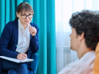 Chcesz pracować w szkole, ale brakuje Ci uprawnień? Zdobądź kwalifikacje pedagogiczne i zmień swoją karierę!