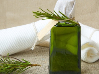 Kilka kropli do szamponu albo domowa wcierka. Ten olejek dodaje włosom blasku