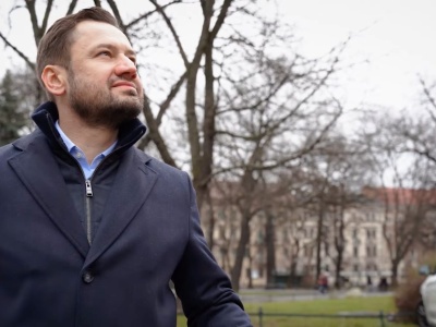 Aleksander Miszalski w ogniu krytyki. Czy media samorządowe mogą mu pomóc?