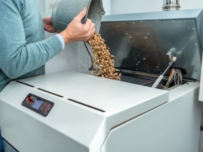 Pellet po 3 tys. zł. Polacy sięgają po tańszą alternatywę, by przetrwać zimę. Sporo ryzykują