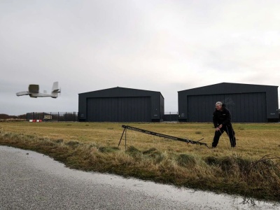 Współpraca lotnictwa morskiego z dronami. Royal Navy testuje nowe sposoby namierzania