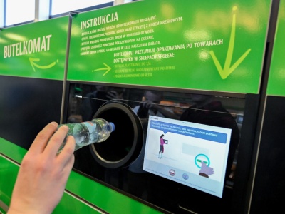 Oszustwa, awarie i woda w kartonie. Tak działa system kaucyjny w Polsce