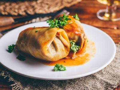 Nowoczesne gołąbki z boczkiem i kaszą pęczak – odkryj sekret sosu na zakwasie