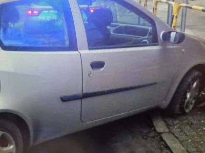 Był nietrzeźwy, nie zatrzymał się do kontroli drogowej, nie miał prawa jazdy i powinien siedzieć w więzieniu. Ucieczkę zakończył na barierkach