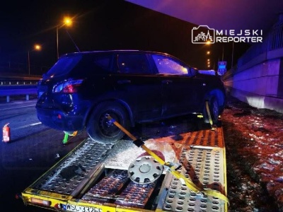 Kierujący Kią wjechał w lawetę na trasie S2! Kierowca oraz pasażer z osobówki uciekli pieszo