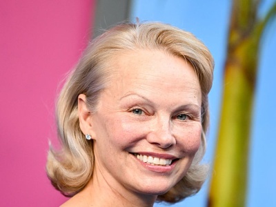 Pamela Anderson w najmodniejszym kolorze 2026 roku. Odmłodził ją o 20 lat