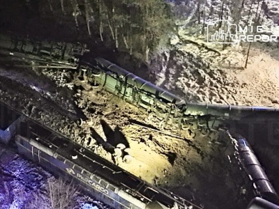 Wypadek kolejowy pod Warszawą. Kilka wagonów wykoleiło się i spadło z nasypu. Na miejscu działa blisko 30 zastępów straży pożarnej