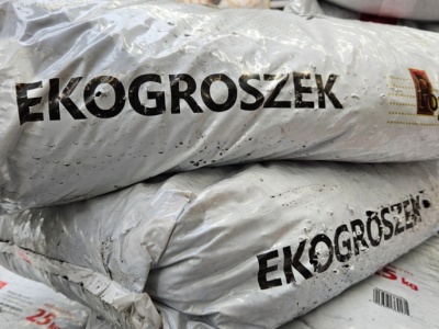 Gminy podnoszą opłaty. Winne są worki po ekogroszku