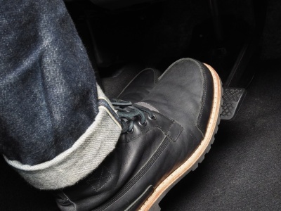 Znasz ukrytą funkcję hamulca? Trzeba tylko mocniej wcisnąć go na postoju