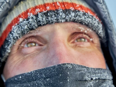 To wcale nie pomaga na mrozie! To jeden z najbardziej niebezpiecznych mitów