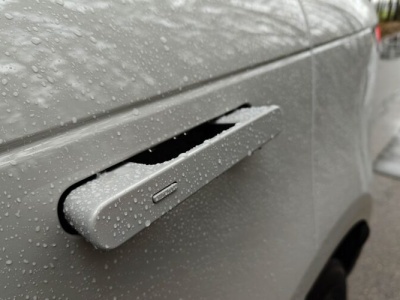 Chiny banują ukryte klamki w elektrykach. A co z autami spalinowymi?