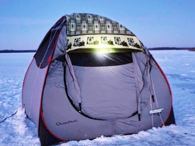 Nietypowa akcja policjantów na Mazurach. Sprawdzali, kto rozbił namiot na środku jeziora