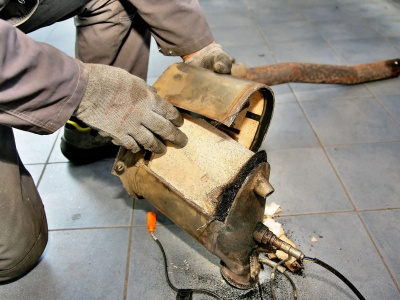 Uszkodzony DPF – wycięcie, regeneracja czy wymiana?