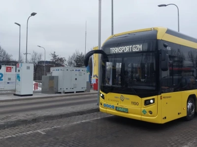 Wodorowy autobus zatrzymał się na drodze. PKM wyjaśnia co się stało