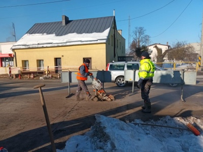 Specjaliści znaleźli miejsce awarii w Nowem. Trwają prace. Ludzie już dobę są bez wody