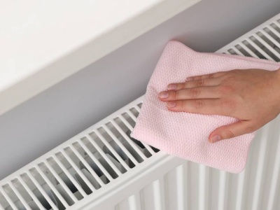 Załóż worek na kaloryfer. Pozbędziesz się kurzu, a temperatura w domu wzrośnie