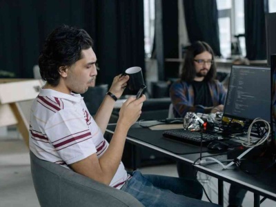 Pokolenie Z udaje pracę. Co kryje się za „task masking”?