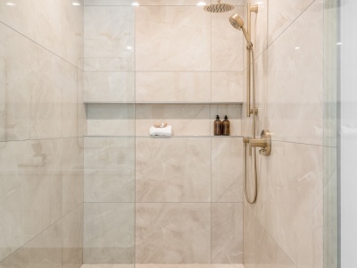 To hit polskich domów. Zamiast brodzika i klasycznej kabiny tak urządzamy łazienki