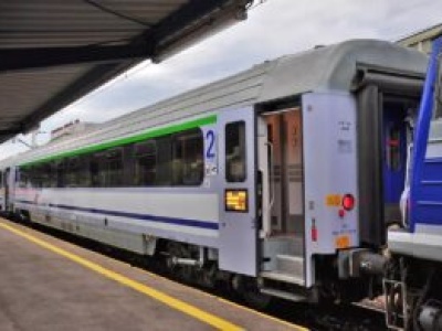 Awaria sieci trakcyjnej pod Krakowem. Pasażerowie EIC marzną w nieogrzewanych wagonach