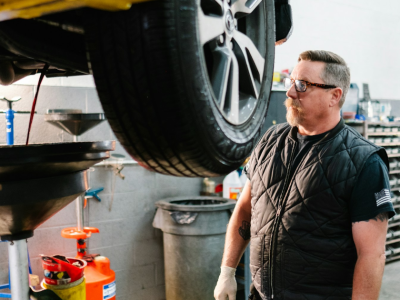 Lepiej wymieniać często tani olej czy rzadko drogi? Dlaczego „long life” może skrócić życie silnika? Ekspert wyjaśnia.