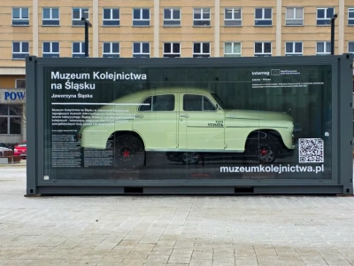 Na placu Słowiańskim w Legnicy stanął wyjątkowy pojazd - Warszawa M20 - zabytek kolejnictwa