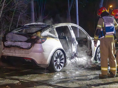 Nocny pożar elektrycznej Tesli w Zabrzu