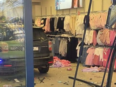 Pomyliła gaz z hamulcem i wjechała do sklepu. Na szczęście obyło się bez ofiar