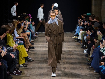 Ikona brytyjskiej mody na rozdrożu. Co dalej z dziedzictwem słynnego projektanta?