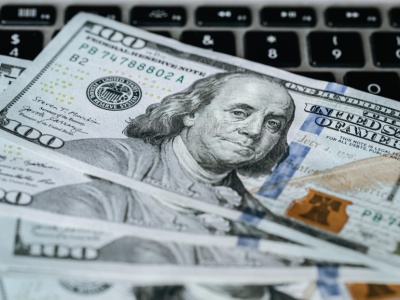 Nominacja Kevina Warsha na szefa Fed uspokoiła rynki i pomogła dolarowi