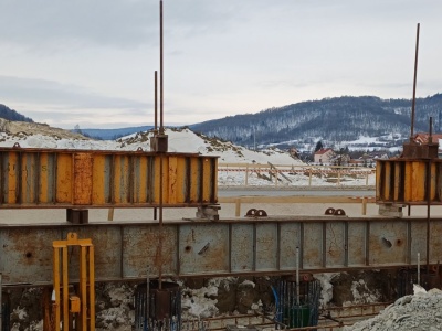 Ekstremalny test na budowie S19. Fundamenty sprawdzane pod naciskiem 520 ton