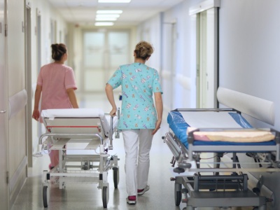 250 zł za godzinę na stole. Szpital walczy o lekarza