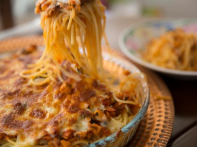 Rodzinny hit z makaronem i serem. Zapiekankę bolognese pokocha nawet niejadek