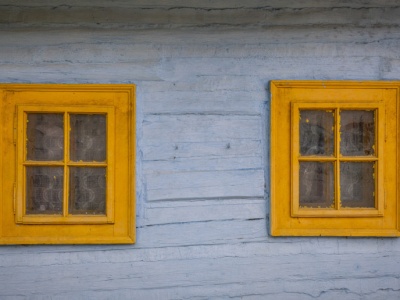 Mała słowacka wioska przeżywa oblężenie. 