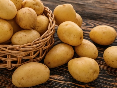 Włóż to do pojemnika z ziemniakami. Nie wypuszczą kiełków aż do wiosny