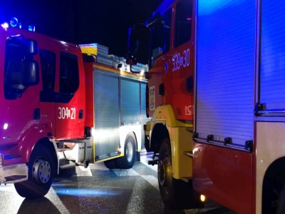 Kilkukilometrowy korek na S17. Strażacy walczą z pożarem samochodu