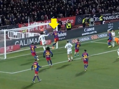 Co za szczęście Barcelony. Zobacz nieprawdopodobną interwencję w końcówce