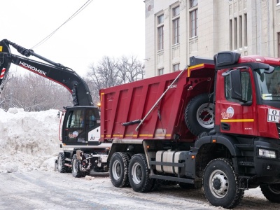 Ludzie zamarzają w domach, a dzieci lepią bałwany i jeżdżą na sankach. Rosja nie radzi sobie z zimą