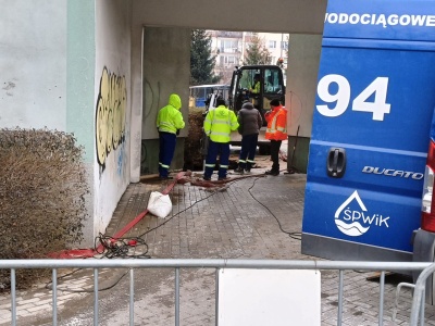 Nie udało się usunąć awarii wodociągu na Osiedlu Młodych. Dwie ulice nadal bez wody