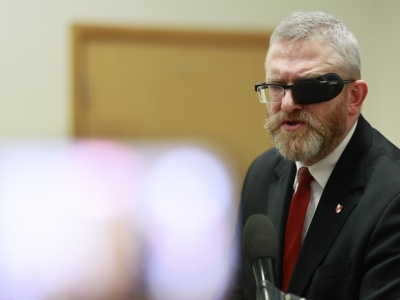 Bez Grzegorza Brauna nie będzie rządu. Kolejny sondaż potwierdza mocną pozycję „Korony”